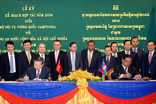 Bộ trưởng Tô Lâm và Ngài Phó Thủ tướng, kiêm Bộ trưởng Bộ Nội vụ Sar Kheng đã ký kết Kế hoạch hợp tác giữa Bộ Công an nước Cộng hoà Xã hội chủ nghĩa Việt Nam Việt Nam và Bộ Nội vụ Vương quốc Campuchia năm 2018.