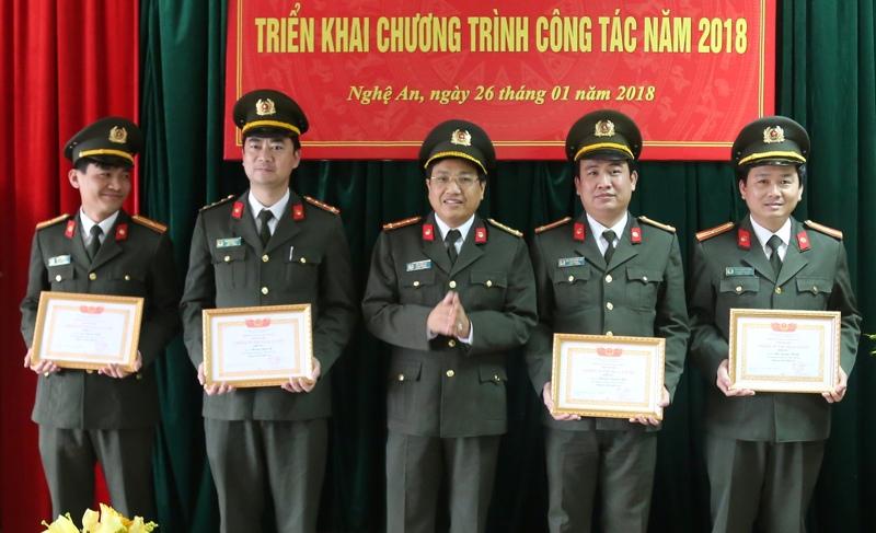 Đồng chí Đại tá Hồ Văn Tứ, Phó Giám đốc Công an tỉnh trao danh hiệu “Chiến sỹ thi đua cơ sở” cho các CBCS của đơn vị.