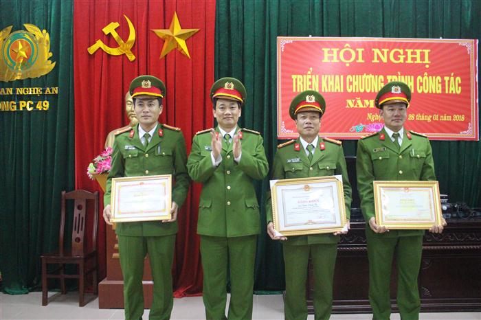 Đại tá Nguyễn Mạnh Hùng, Phó Giám đốc Công an tỉnh trao Bằng khen của Bộ trưởng Bộ Công an, UBND tỉnh, Tổng cục trưởng Tổng cục Cảnh sát cho các cá nhân đạt thành tích xuất sắc