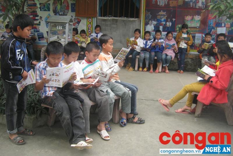 Học sinh Trường Tiểu học Văn Sơn, xã Văn Sơn, huyện Đô Lương đọc sách ở thư viện mở của trường vào giờ ra chơi - Ảnh: Phan Tuyết