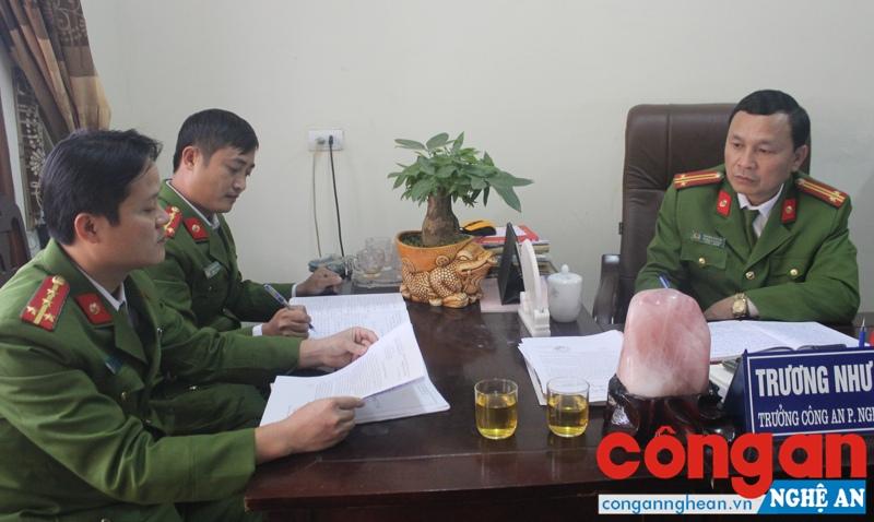 Trung tá Trương Như Hà, Trưởng Công an phường Nghi Thu (bên phải) cùng CBCS bàn kế hoạch đảm bảo ANTT trên địa bàn