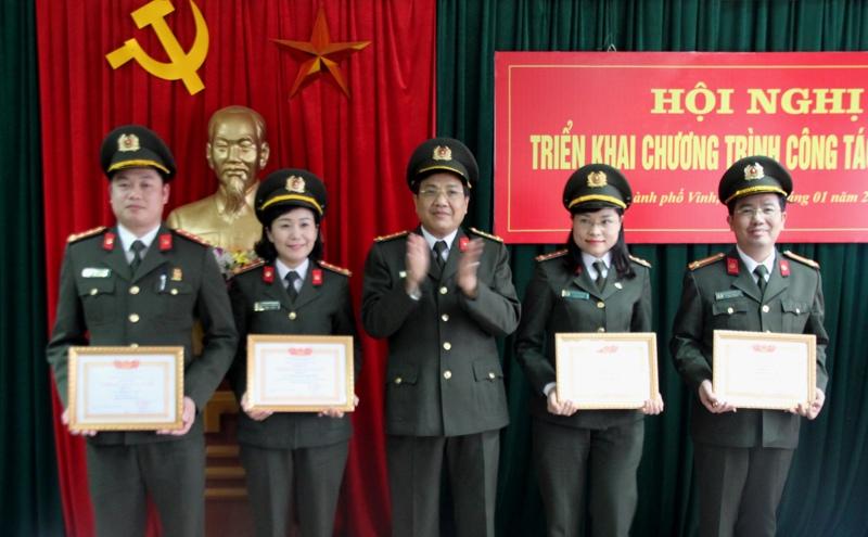 Đồng chí Đại tá Hồ Văn Tứ, Phó Giám đốc Công an tỉnh trao danh hiệu chiến sỹ thi đua cơ sở cho các cá nhân đạt thành tích xuất sắc trong phong trào thi đua
