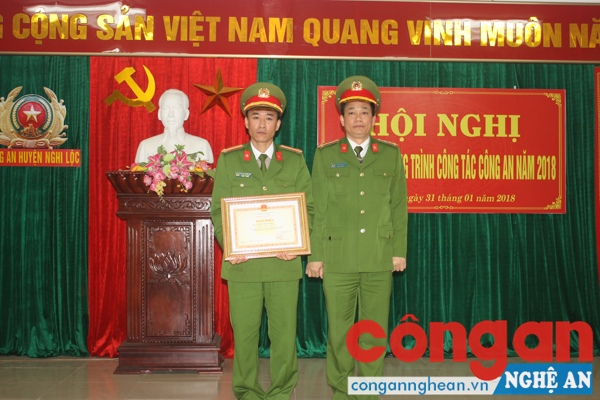 Trao tặng Bằng khen của Bộ Công an cho Trung tá Nguyễn Trọng Tuệ, Trưởng Công an huyện đã có thành tích xuất sắc trong đấu tranh phòng, chống tội phạm, góp phần bảo vệ An ninh quốc gia, đảm bảo trật tự an toàn xã hội 