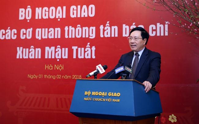 Phó Thủ tướng Phạm Bình Minh phát biểu tại buổi gặp gỡ báo chí. 