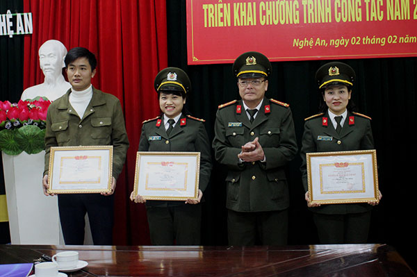 Trao Giấy khen cho 3 đồng chí đạt danh hiệu Chiến sỹ thi đua cấp cơ sở năm 2017