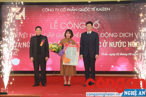 Đồng chí Lê Xuân Đại - Phó Chủ tịch Thường trực UBND tỉnh trao giấy phép của Bộ Lao động Thương binh và Xã hội cho Công ty Cổ phần Quốc tế KaiZen