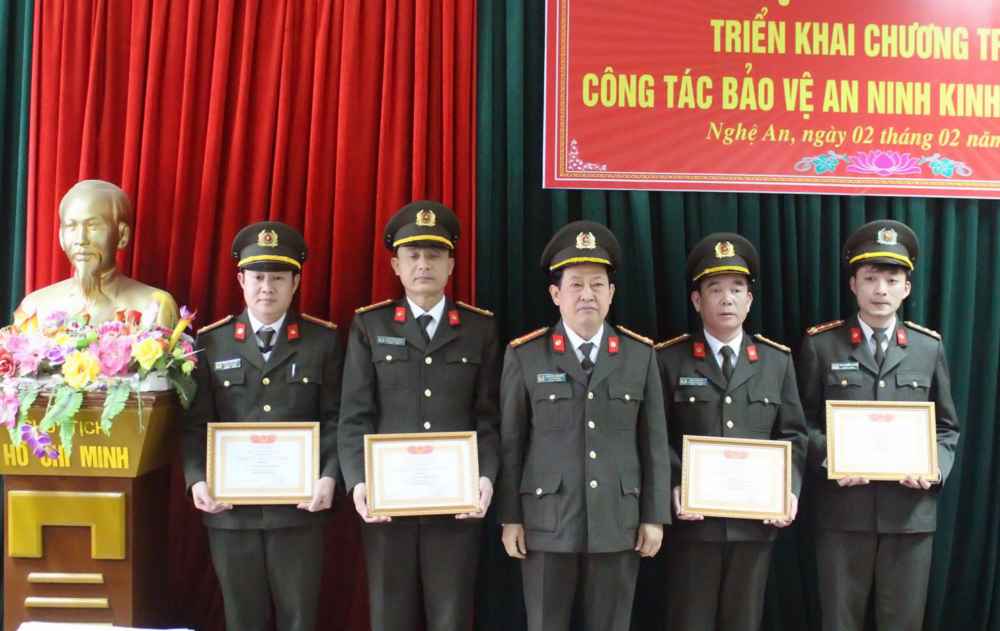 Trao danh hiệu Chiến sỹ thi đua cơ sở cho các cá nhân có thành tích xuất sắc trong công tác
