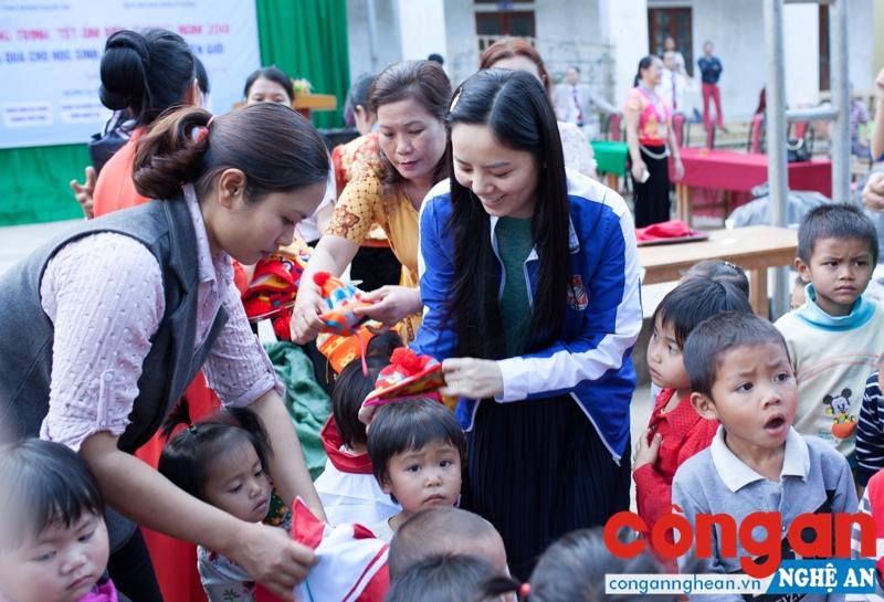 Trao quà cho trẻ em xã Tam Hợp, huyện Tương Dương trong chương trình “Tết ấm biên cương” 2018