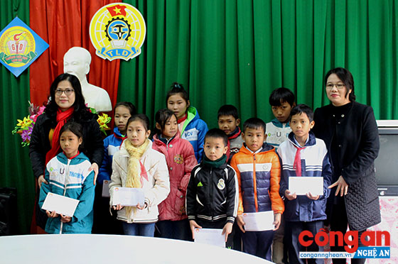 Ngành Giáo dục trao quà tại Trường Tiểu học Lạng Khê, huyện Con Cuông