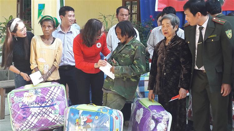 Hội Chữ thập đỏ tỉnh và các nhà hảo tâm  trao quà tại xã biên giới Mường Típ, huyện Kỳ Sơn 
