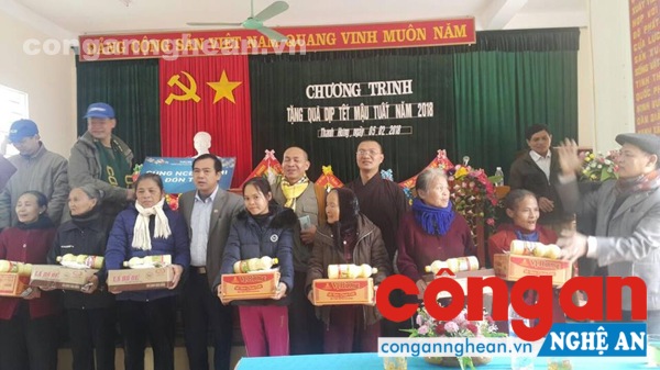 Hàng trăm suất quà ý nghĩa được Đoàn trao tới tận tay các hộ gia đình nghèo tại xã Thanh Hưng, huyện Thanh Chương