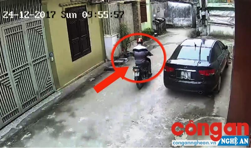 Đối tượng trộm cắp tài sản (đi xe máy) bị Công an phường Bến Thủy phát hiện, bắt giữ qua hệ thống cammera an ninh