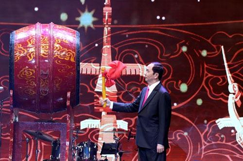 Chủ tịch nước Trần Đại Quang đánh trống khai hội Chương trình Xuân Quê hương