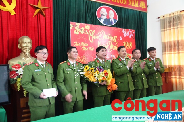 Đồng chí Đại tá Nguyễn Mạnh Hùng - Phó giám đốc Công an tỉnh khen thưởng thành tích đặc biệt xuất sắc của tổ công tác