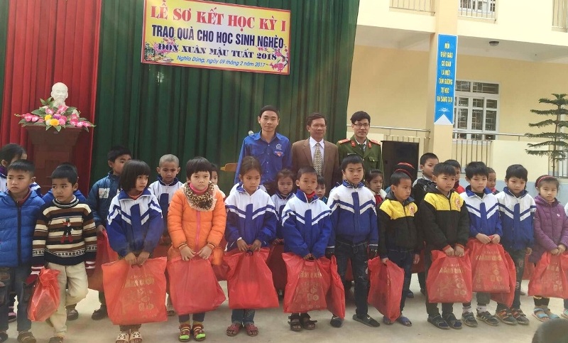 62 chiếc áo ấm trị giá 6,2 triệu đồng được trao cho các em học sinh nghèo vượt khó.