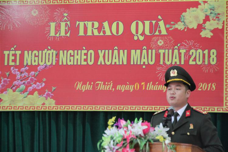 Đồng chí Đại úy Hoàng Lê Anh – Bí thư Đoàn Thanh niên CA tỉnh phát biểu tại buổi trao quà