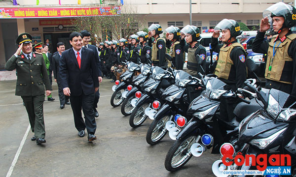 Đồng chí Nguyễn Đắc Vinh, Ủy viên Trung ương Đảng, Bí thư Tỉnh ủy thăm và động viên lực lượng Cảnh sát Cơ động làm nhiệm vụ đảm bảo ANTT trong dịp Tết