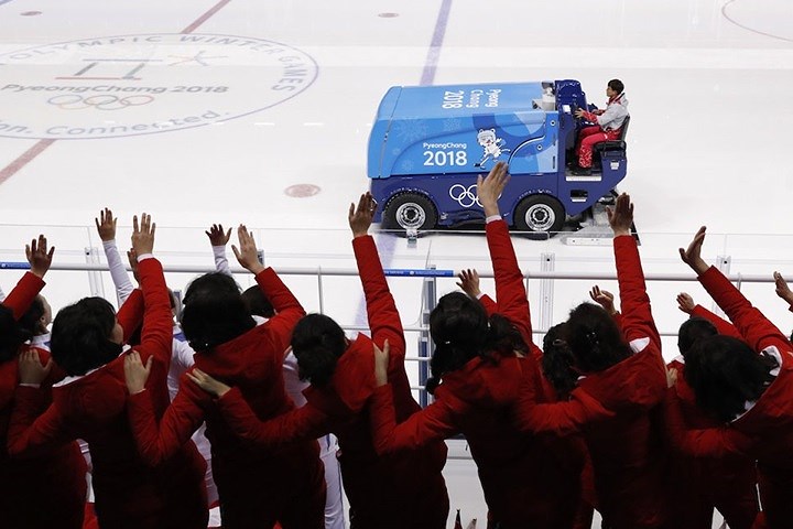 Các nữ hoạt náo viên Triều Tiên thậm chí cổ vũ cả... máy dọn tuyết tại Olympic mùa Đông PyeongChang 2018.