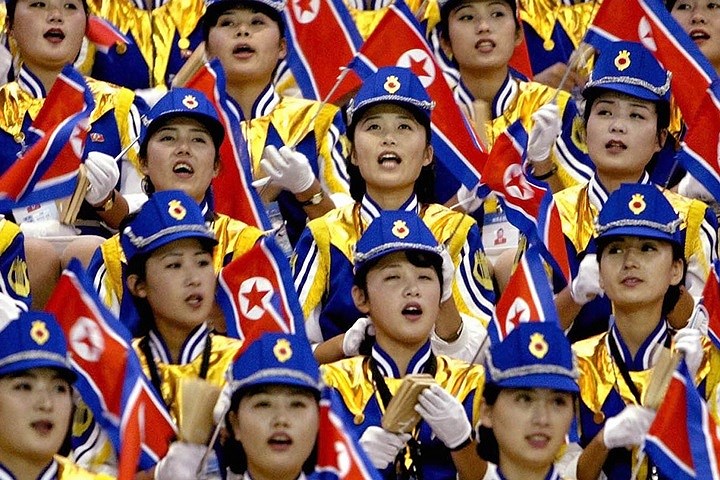 Đội ngũ nữ cổ vũ của Triều Tiên trong trận bóng rổ giữa Triều Tiên và Philippines tại Á vận hội Busan, Hàn Quốc vào năm 2002.