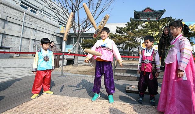 Những trò chơi dân gian dành cho trẻ em được tổ chức nhiều trong dịp Tết tại Hàn quốc. Ảnh: CKC