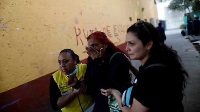 Người dân Mexico hoảng hốt khi trận động đất xảy ra. Ảnh: Reuters