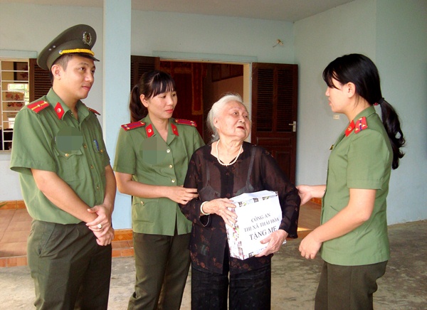 Đoàn viên, thanh niên Công an TX Thái Hòa thăm, tặng quà gia đình chính sách
