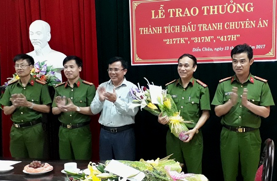 Đại diện lãnh đạo UBND huyện Diễn Châu trao thưởng cho Công an huyện vì có thành tích đấu tranh thành công nhiều chuyên án