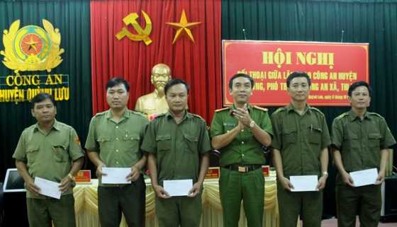 Trung tá Tạ Đình Tuấn, Trưởng Công an huyện khen thưởng các đồng chí trưởng, phó Công an xã có thành tích xuất sắc