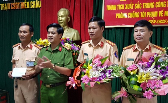 Đồng chí Thượng tá Nguyễn Đức Hải, Phó Giám đốc Công an tỉnh trao thưởng cho Trạm CSGT Diễn Châu về những thành tích xuất sắc trong đấu tranh phòng, chống tội phạm