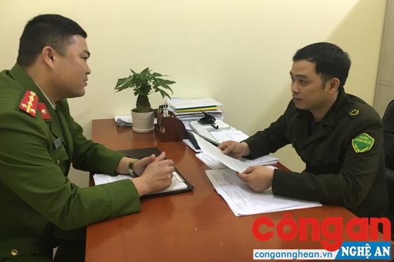 Trưởng Công an xã Nghi Phú cùng cán bộ Công an TP Vinh trao đổi về công tác đấu tranh với tội phạm