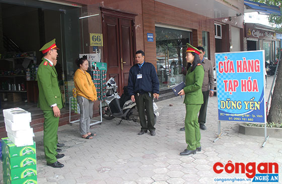 Tổ công tác Công an phường Lê Lợi phối hợp với Đội Quy tắc đô thị kiểm tra, giải tỏa hành lang ATGT