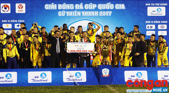 Thầy trò HLV Nguyễn Đức Thắng giành chức vô địch Cup Quốc gia 2017