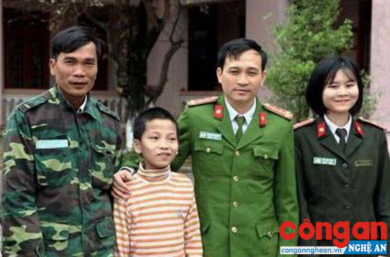 Công an huyện Đô Lương tìm trẻ bị lạc cho người dân trong dịp Tết Nguyên đán 2018