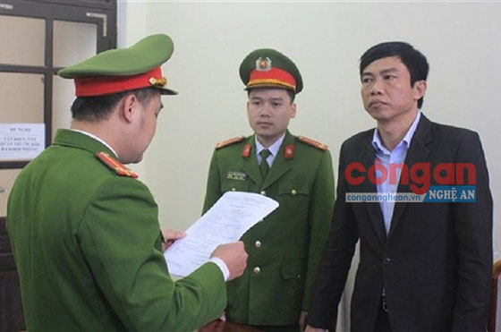 Cơ quan điều tra tống đạt quyết định khởi tố bị can đối với Lê Anh Tuấn
