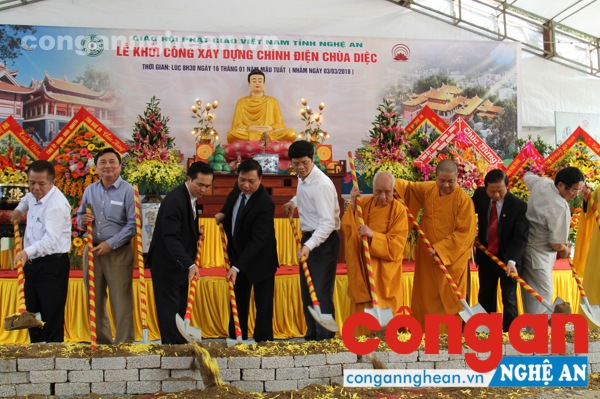 Các đại biểu tham gia lễ khởi công xây dựng chính điện chùa Diệc
