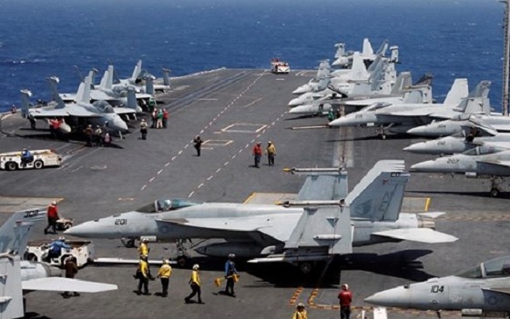 Một chiến đấu cơ F18 đang chuẩn bị xuất kích từ hàng không mẫu hạm Carl Vinson. Ảnh: Reuters