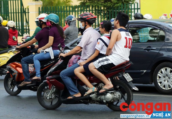 Rất nhiều bậc phụ huynh xem nhẹ việc đội mũ bảo hiểm cho con khi tham gia giao thông