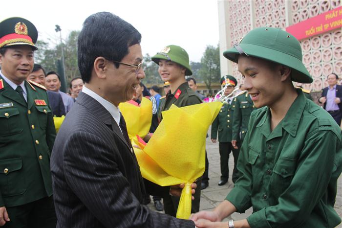 Đồng chí Nguyễn Xuân Sơn, Phó Bí thư Thường trực Tỉnh ủy, Chủ tịch HĐND tỉnh tặng quà cho các tân binh.