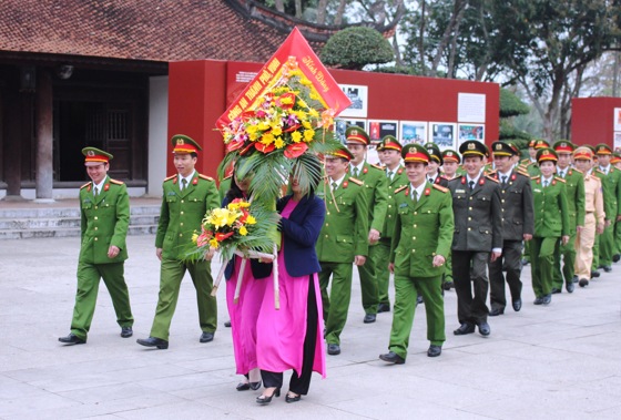  Đoàn Công an TP Vinh do Đại tá Trần Ngọc Tú, Trưởng Công an TP Vinh dẫn đầu tham gia lễ báo công với Bác.
