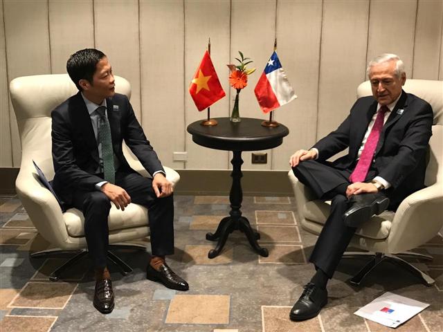 Bộ trưởng Bộ Công Thương Trần Tuấn Anh gặp song phương Bộ trưởng Ngoại giao Chile Heraldo Muñoz Valenzuela. Ảnh: VGP