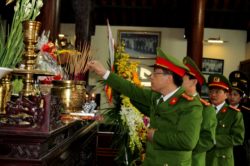 Lãnh đạo Công an Nghệ An, Cảnh sát PCCC Nghệ An và trưởng các phòng, ban, Công an các huyện thành thị dâng hương tưởng niệm đồng chí Trần Quốc Hoàn trước khi tiến hành trồng cây.