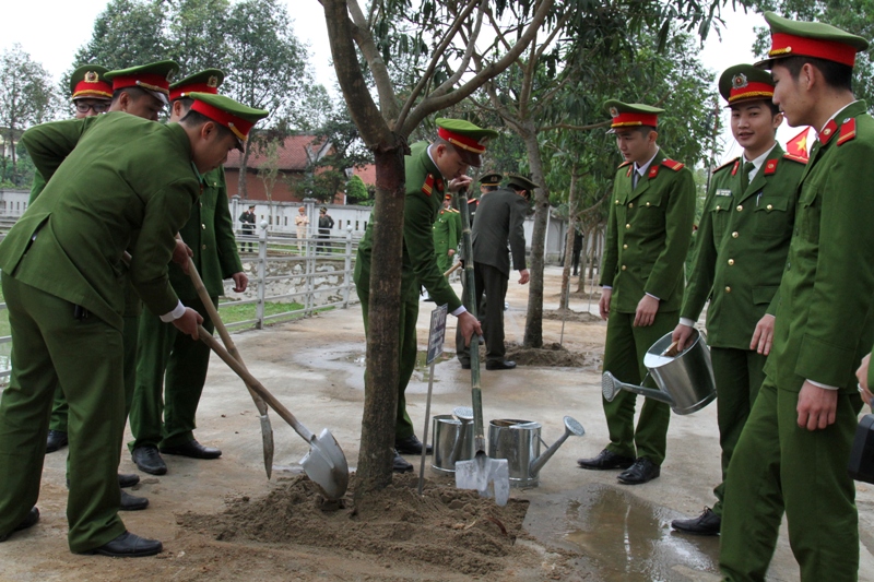 Cán bộ, chiến sỹ và Lãnh đạo các phòng, ban của hai đơn vị tham gia lễ trồng cây.