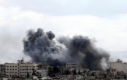 Khói đen bốc lên từ Đông Ghouta, Syria, sau loạt đạn pháo. Ảnh: Reuters