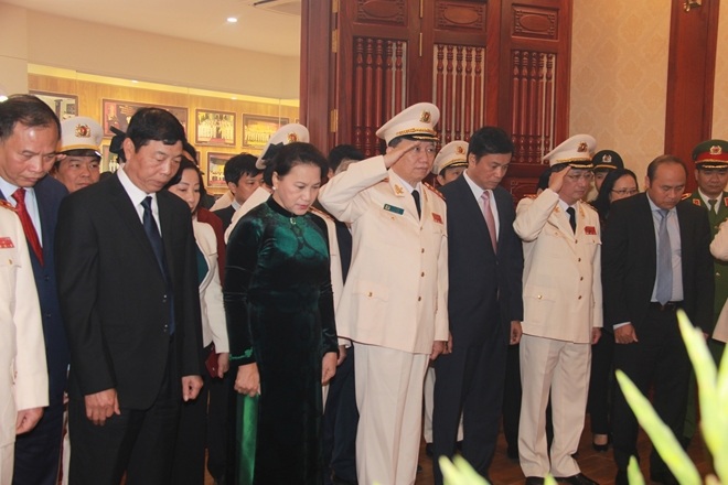 Chủ tịch Quốc hội Nguyễn Thị Kim Ngân, Bộ trưởng Bộ Công an Tô Lâm với các đại biểu dâng hương tưởng niệm Bác Hồ