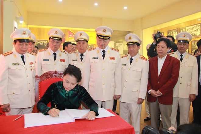 Chủ tịch Quốc hội Nguyễn Thị Kim Ngân viết lưu niệm tại Nhà truyền thống khu lưu niệm Sáu điều Bác Hồ dạy CAND