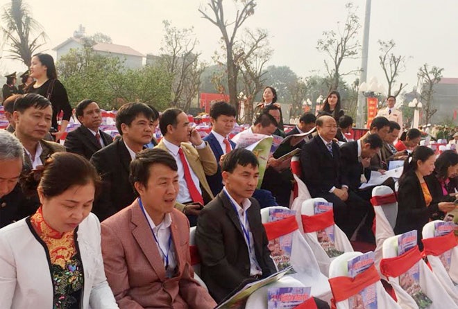 Cán bộ, nhân dân huyện Tân Yên đến từ sớm để chứng kiến Lễ kỷ niệm.
