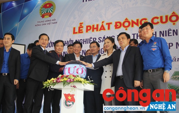 Ban tổ chức cuộc thi và lãnh đạo tỉnh Nghệ An thực hiện nghi thức ấn nút khởi động cuộc thi