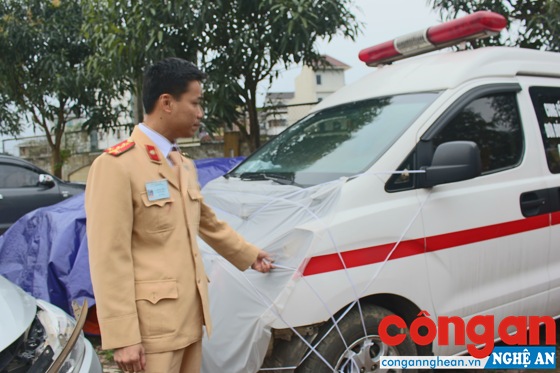  Đại úy Lê Đăng Khoa, Phó Đội trưởng Đội CSGT Công an TP Vinh kiểm tra phương tiện gây tai nạn bỏ trốn
