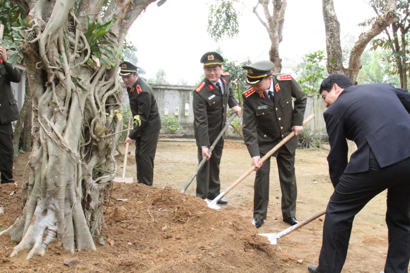 Trồng cây lưu niệm trong khuôn viên Nhà tưởng niệm đồng chí Trần Quốc Hoàn.