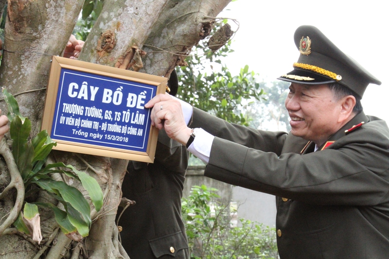 Đồng chí Thượng tướng Tô Lâm gắn biển trồng cây lưu niệm tại Khu tưởng niệm đồng chí Trần Quốc Hoàn.